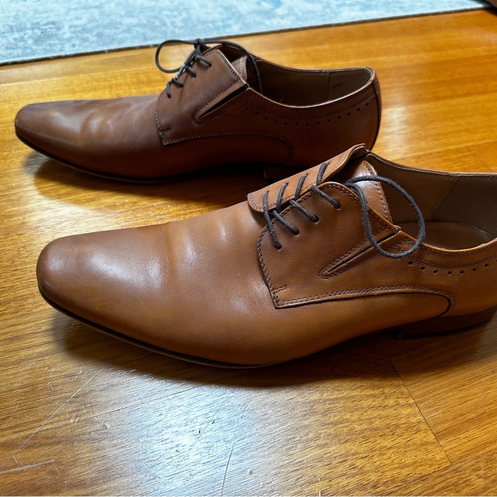 Aldo tan dress shoes. Size 9 in pristine condition. Worn only a few time.